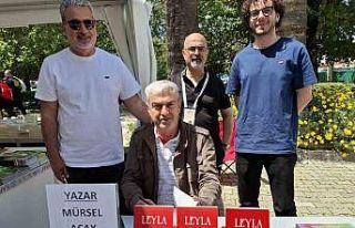 Gazeteci Mürsel Acay İzmir Kitap Fuarında okurlarıyla...