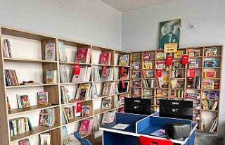 Gazetecilerden köy okuluna kütüphane