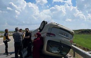 Gaziantep’te lastiği patlayan minibüs takla attı