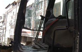 Gaziosmanpaşa’da binadan kopan tahta parçası...