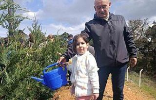 Gaziosmanpaşa’da çocuklar fidanları toprakla...