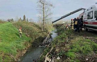 Gece dereye yuvarlanan otomobil sabah fark edildi