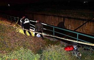 Gece karanlığında şarampole uçan motosikletin...