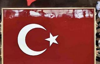 Geleneksel yöntemlerle dev Türk bayrağı yapıldı