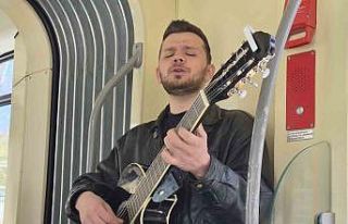 Genç müzisyen gitarıyla tramvayda konser verdi