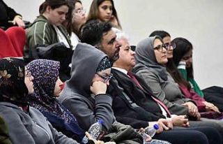 Gençlerin tarih konulu konferansa katılımı yoğun...