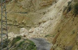 Gercüş’te dev kayalar yolu kapattı