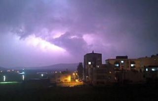 Gercüş’te şimşekler geceyi aydınlattı