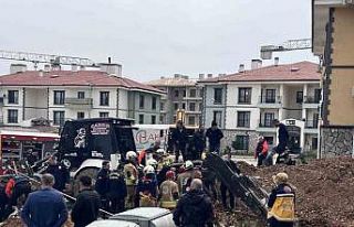 Göçük altında kalan işçi için ekipler seferber...