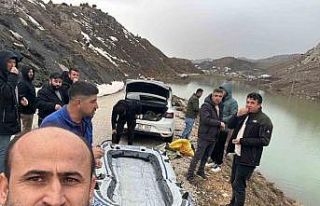 Göle dönen yayla yolundan botla geçip köylerine...