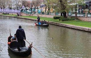 Gondolların yol arkadaşı ördekler oldu