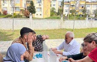 Gönüllü gençlerden alzheimer hastalarına moral...