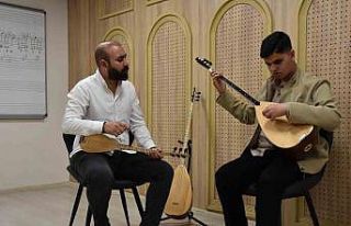 Görme engelli Umut, Aşık Veysel’in yolundan gidiyor