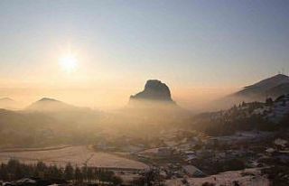 Gün doğumunda sis altında kalan kale kendisine...