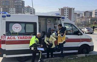 Hafif ticari araç ile otomobil çarpıştı: 3 çocuk...