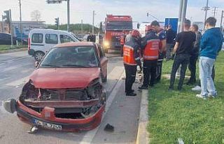 Hafif ticari araç ile otomobil çarpıştı: 4 yaralı