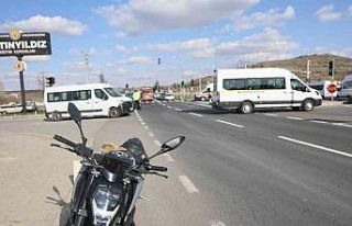 Hafif ticari araç kırmızı ışıkta bekleyen motosiklete...