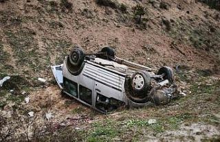 Hafif ticari araç takla attı: 4 yaralı