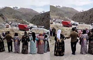 Hakkari-Van yolunda heyelan yolu kapattı, halay moral...