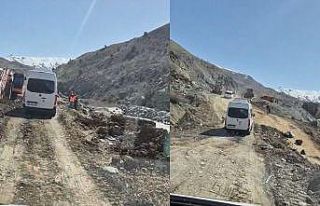 Hakkari-Van yolunda ulaşım tek şeritten sağlanıyor