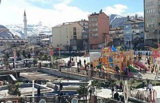 Hakkari’de güneşli havayı fırsat bilenler parka...