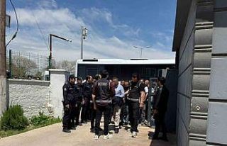 Halfeti Belediyesine operasyonda gözaltına alınan...