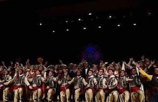 Halk Dansları Topluluğu sahnede folklor şöleni...