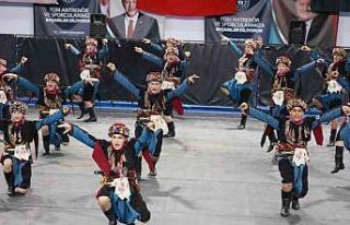 Halk oyunları şöleni Buldan’da izleyenleri mest...