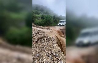 Hatay’da heyelan yaşanan yol ulaşıma kapandı