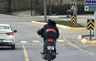 Hayat kurtaracak kaskı kolunda taşıdı