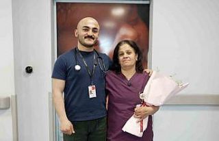 Hekim oğuldan ebe anneye Ebeler Haftası sürprizi