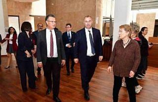 Hem ablasını hem umut sergisini yalnız bırakmadı