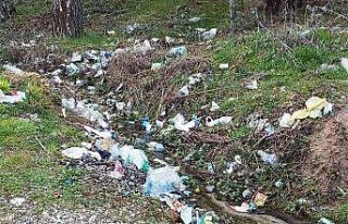 Hisarcık’ta çeşmenin çevresi çöplüğe döndü