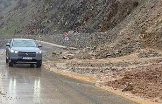 Hizan-Bahçesaray yoluna dökülen çamur ve kayalar...