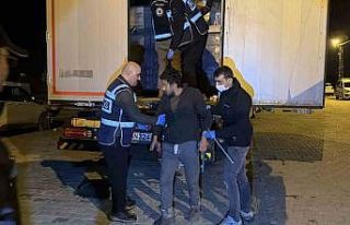 Hurma ve fıstık yağı yüklü tırda 18 kaçak...