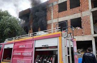 İçi ve etrafı çöplerle dolu metruk bina yangını...