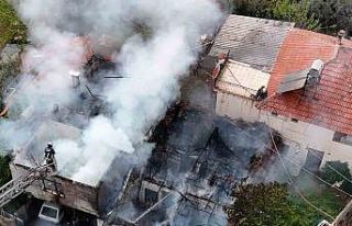 İki katlı gecekonduda çıkan yangın bitişiğindeki...