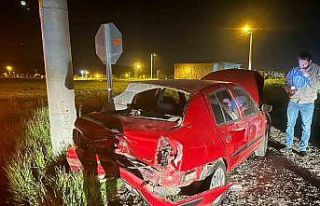 İki otomobil çarpıştı, iki kişi hastanelik oldu