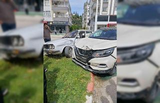 İki otomobilin çarpıştığı kaza anı kamerada