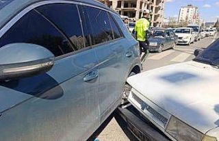 İki otomobille çarpışan motosiklet sürücüsü...