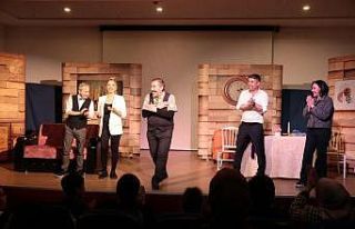 İncirliova’da Kim Haklı adlı tiyatro izleyicilerden...