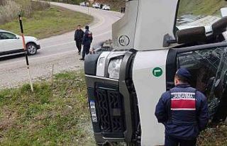 İnegöl’de su yüklü tır yamaca devrildi: 1 yaralı