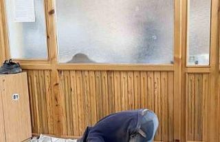 İnşaat işçisinden örnek davranış: Camiyi kirletmemek...