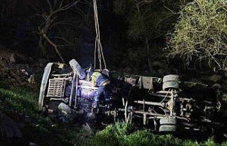 İş makinesi şarampole yuvarlandı: 1 ölü, 1 yaralı