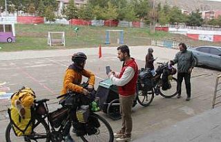 İspanyol gezgin çift, Sivas’ta sıra gecesi ile...