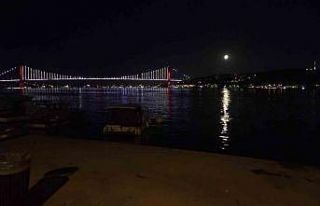 İstanbul Boğazı’nda yakamoz manzarası