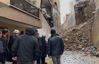 İstinat duvarı çöktü, site sakinleri deprem olduğunu...