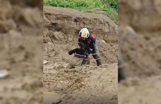 İzmir’de çamura saplanan çocukları itfaiye kurtardı