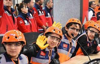 İzmir’de çocuklar 23 Nisan etkinliklerinde kriz...