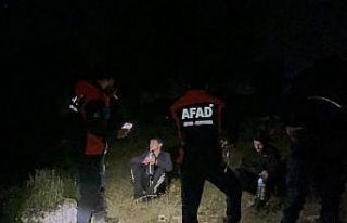 İzmir’de dağlık alanda mahsur kalan çocuklar...